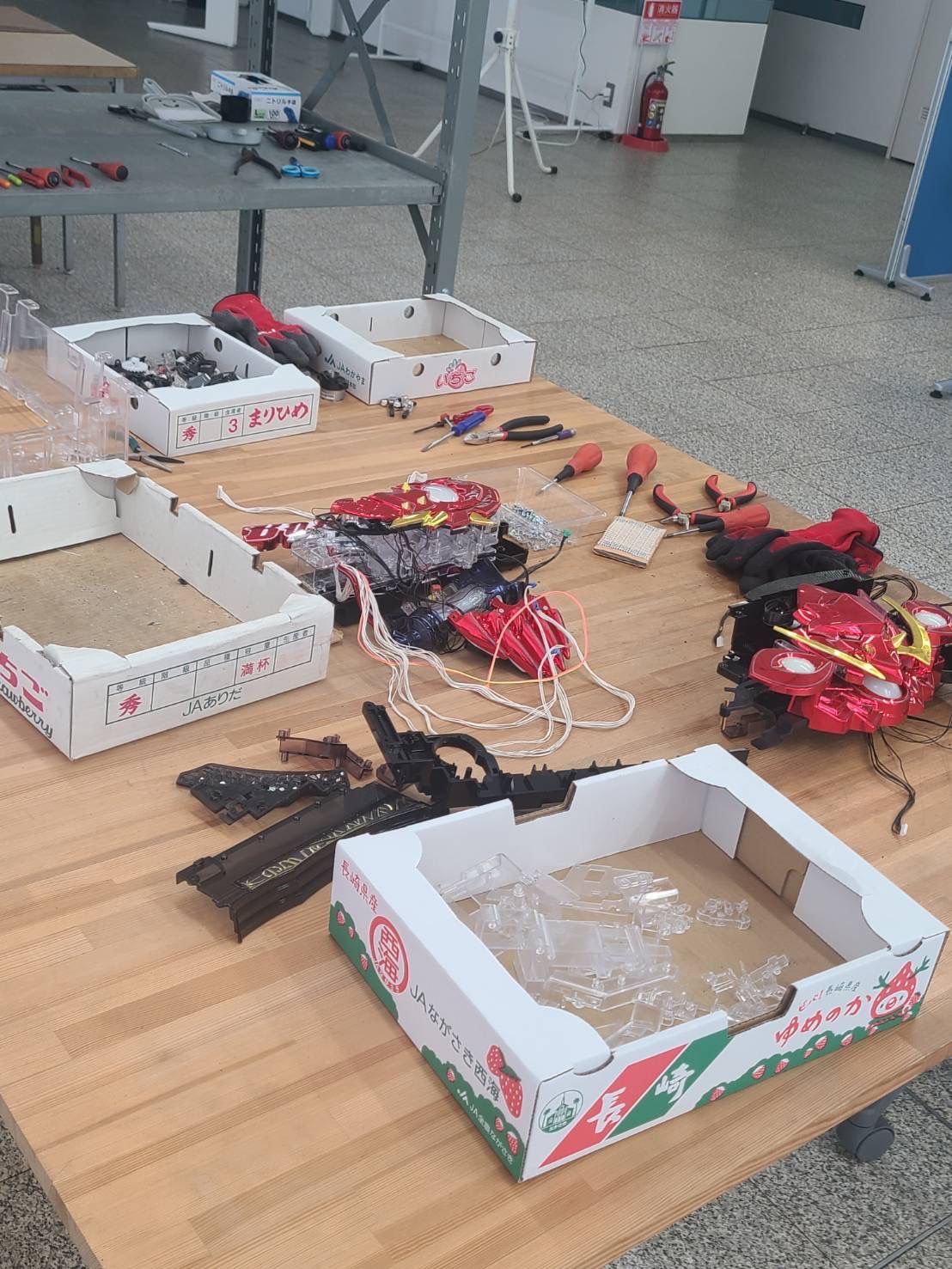 作業台に部品や工具を広げて作業している様子