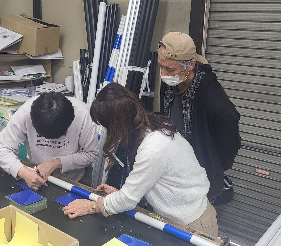 支援スタッフが作業に取り組む様子